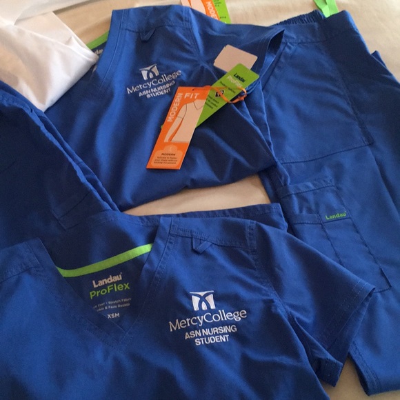 Mercy college scrubs - Picture 2 of 4